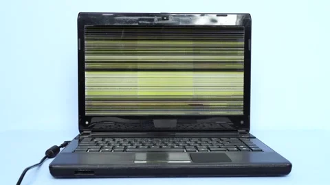 An old laptop with faulty display. Problems working on an outdated laptop 库存影片 167952899