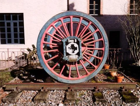Old large iron train wheels on the rails Foto stock