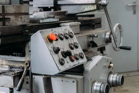 Old lathe for metal processing. Type of metal machine parts in lathe shop at Stockfoto's