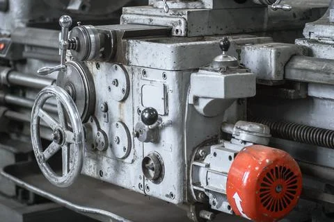 Old lathe for metal processing. Type of metal machine parts in lathe shop at Foto stock