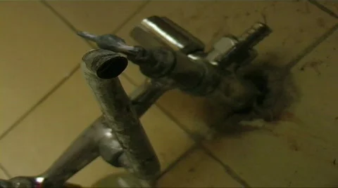 An old leaking faucet 動画素材 371105