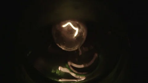 Old light bulb flickering Видео 76189686