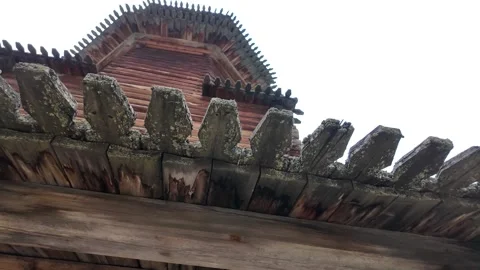 An old log cabin with decorations. Ancient wooden architecture. Vídeos de archivo 315899710