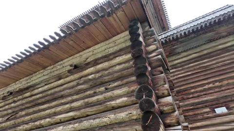 An old log cabin with decorations. Ancient wooden architecture. Stock-Footage 315899726