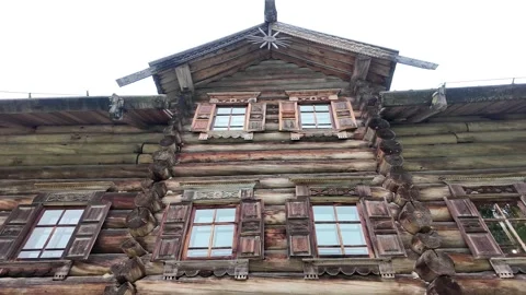 An old log cabin with decorations. Ancient wooden architecture. Stock-Footage 315899727