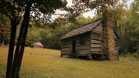 Old log cabin, dolly push in Stockbeeldmateriaal 8669051