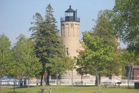 Old Mackinac Point Lighthouse stands above the trees Stockfoto's