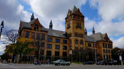 Old Main building on campus of Wayne State University in Midtown Detroit Vídeo Stock 136989211