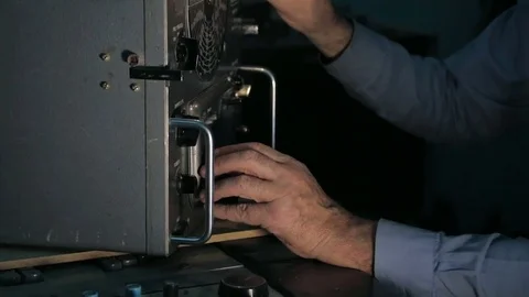 The old man adjusts the frequency on the radio Stockbeeldmateriaal 72399459