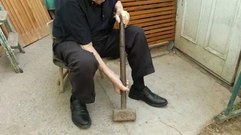 An old man cannot lift a hammer. Stock Footage 161777295