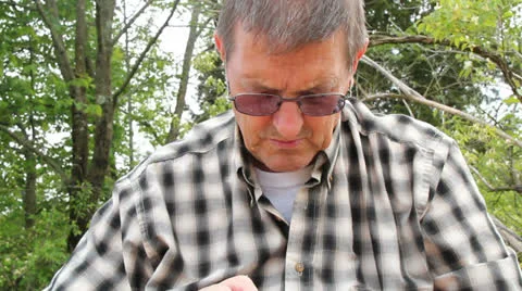 Old man on a cellphone Vidéo 24125074