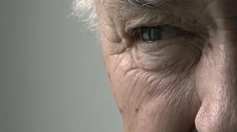 Old man closeup footage: elderly man eye: pensive old man Vídeo Stock 56150955
