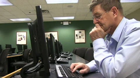Old man on computer thinking 動画素材 36597290