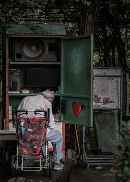 The old man is controlling and playing the musical instrument in the park. Stock-Illustration