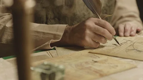 Old man counterpart of Leonardo Da Vinci working in dark room 動画素材 195361171