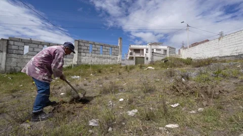 Old man digging a grave for his dead dog in South America.MOV 스톡 동영상 277631805