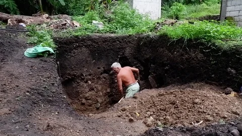 Old man digs a hole in his garden. Video stock 122201365