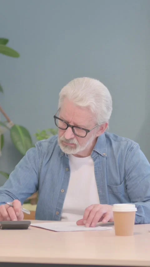 Old Man Doing Paperwork, Calculating Report, vertical video Vídeo Stock 329106676