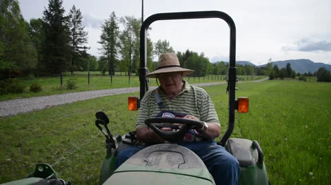 Old Man Driving Tractor Vídeos de archivo 39068476