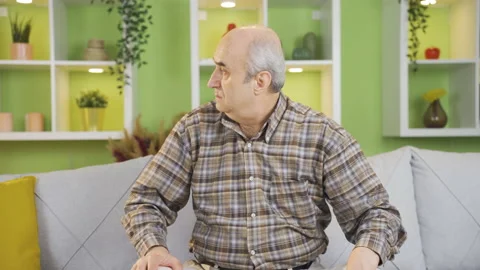 The old man is in fear and panic. Video stock 236314103