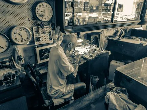 Old man fixing watch 스톡 사진