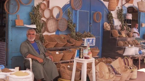 Old man in front of his store at Djerba houmet souk Vídeo Stock 114436656