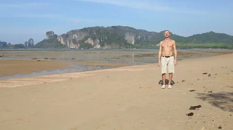 Old man goes along beach 库存影片 48047718