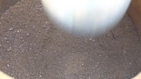 Old man grinds coffee bean Vidéo 105873024