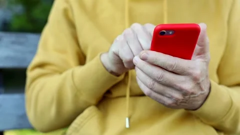Old man hands using smartphone closeup on sunny background outside. Online commu Vídeos de archivo 142316145
