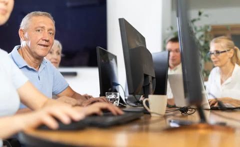 Old man learning computer programs in training room 스톡 사진