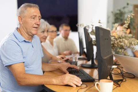 Old man learning computer programs in training room 스톡 사진