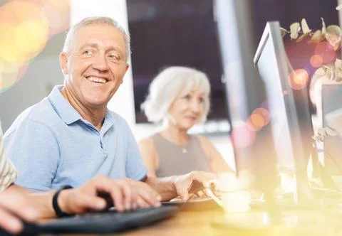 Old man learning computer programs in training room 스톡 사진