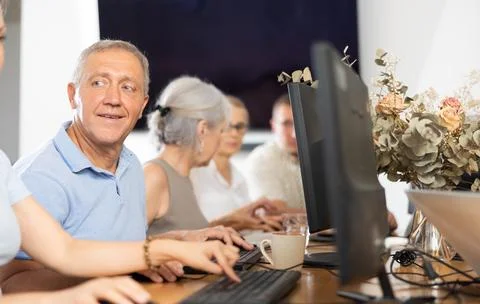 Old man learning computer programs in training room 스톡 사진