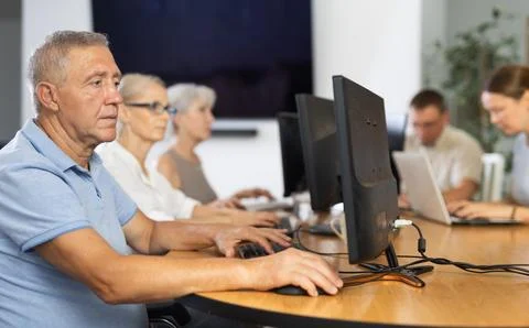 Old man learning computer programs in training room 스톡 사진