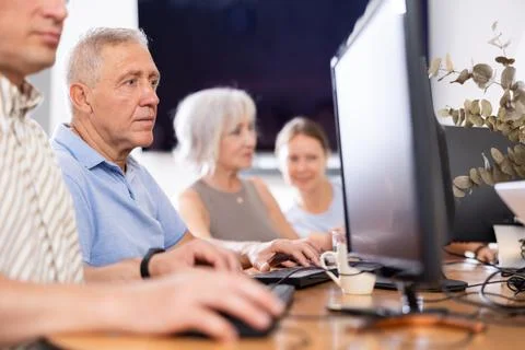 Old man learning computer programs in training room 스톡 사진