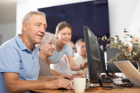 Old man learning computer programs in training room 스톡 사진