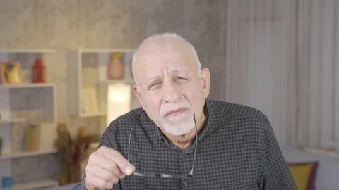 The old man looking at the camera is bewildered. 스톡 동영상 219735013