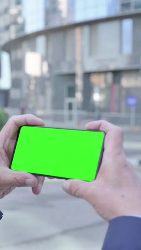 Old Man Looking at Smartphone with Chroma Screen, Outdoor, Vertical Video Vídeo Stock 339672165