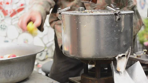 Old Man is Making Apple Juice Stockbeeldmateriaal 30319216