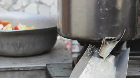 Old Man is Making Apple Juice Vídeos de archivo 30319245