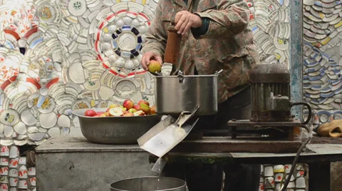 Old Man is Making Apple Juice Stockbeeldmateriaal 30319395