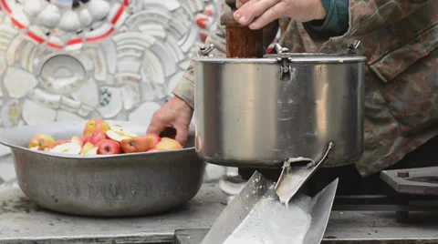 Old Man is Making Apple Juice Vídeos de archivo 30320379