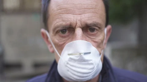 Old man with a mask Video stock 126574172