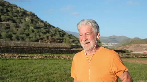 Old man or senior running alone in a rural zone around the nature and houses - o Vídeo Stock 151322848