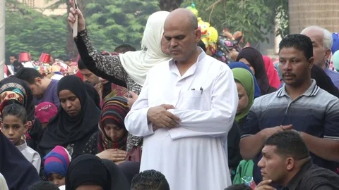Old man praying Eid Prayer in Cairo Street Stockbeeldmateriaal 82320647