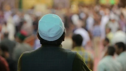 An old man prays in front of the door of Imam Hussein Shrine in Karbala Video stock 119677129
