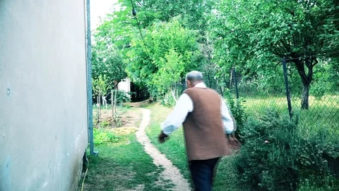 Old man quickly walking by the house Vídeo Stock 97501437