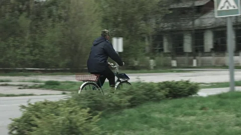 Old Man Riding a Old Bicycle. 動画素材 71696637