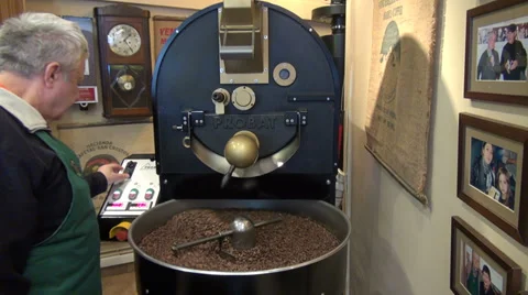 Old man roasting coffee beans, Commercial drum type coffee roaster, coffee shop  스톡 동영상 32355081
