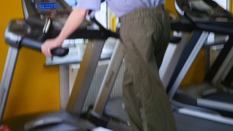Old man runs on a treadmill 動画素材 86701912
